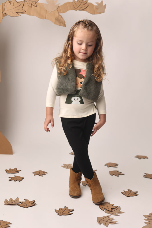 Leggings con chaleco peluche y blusa ilustrada