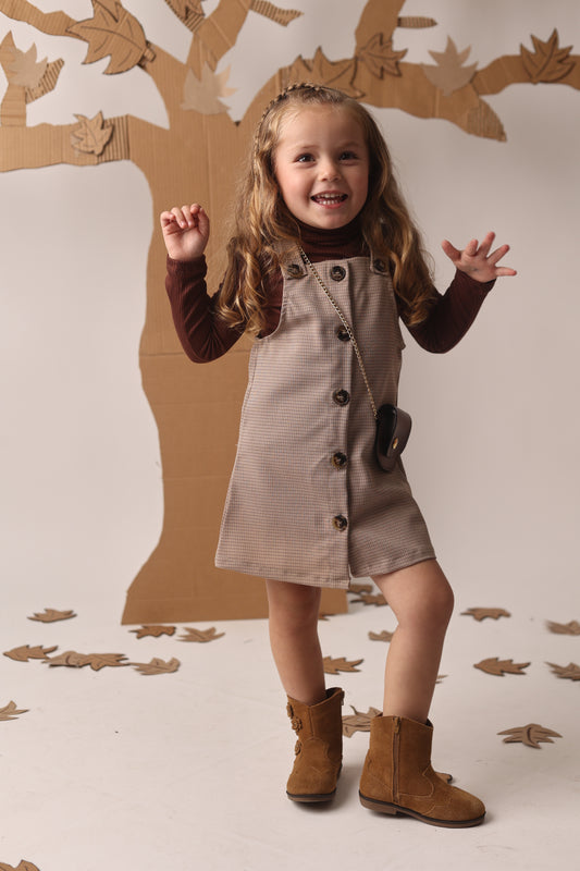 Vestido beige con botones y cuello alto