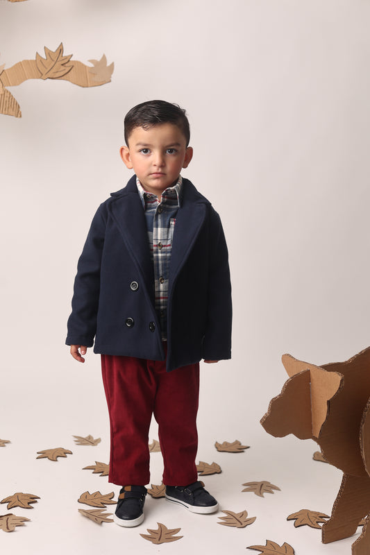Conjunto formal de niño con abrigo azul marino