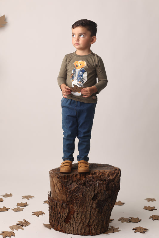 Playera con osito varsity y jeans de mezclilla