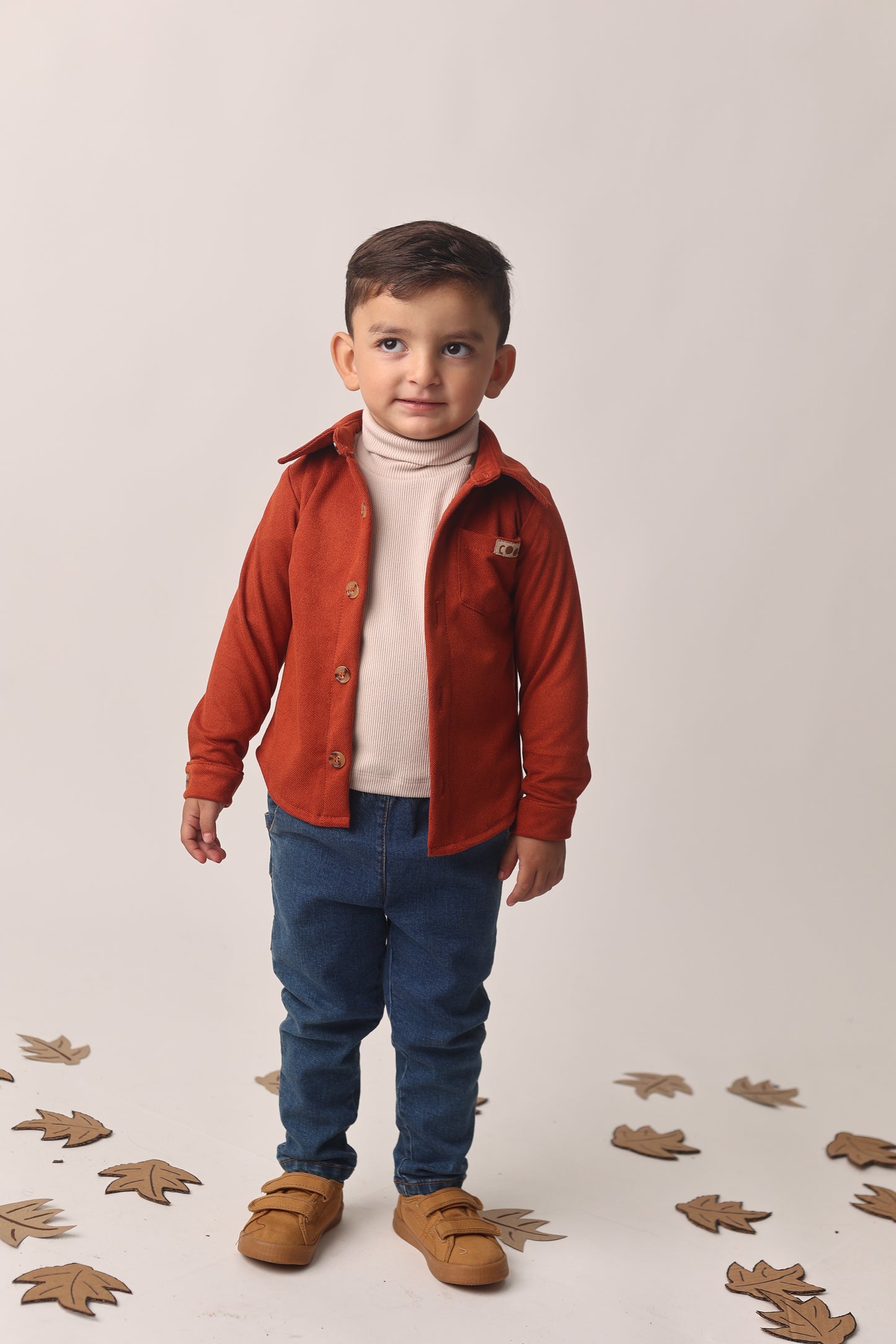 Camisa terracota con cuello alto beige y jeans