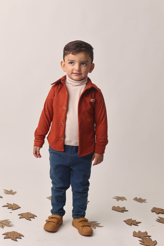 Camisa terracota con cuello alto beige y jeans