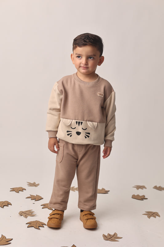 Conjunto beige con sudadera de gato y pantalón