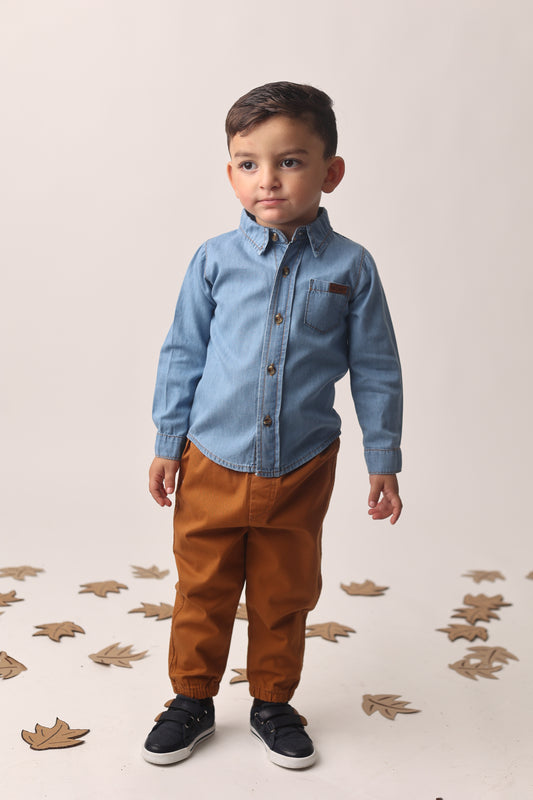 Camisa de mezclilla azul y pantalón mostaza